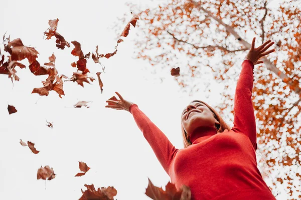 Tânără Care Aruncă Frunze Toamnă Aer Parc — Fotografie, imagine de stoc