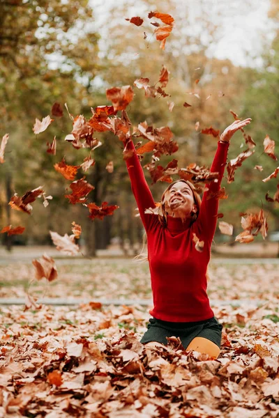 Tânără Care Aruncă Frunze Toamnă Aer Parc — Fotografie, imagine de stoc