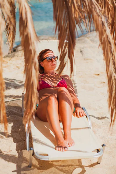 Jeune Femme Sur Plage Couchée Sous Les Feuilles Palmier — Photo