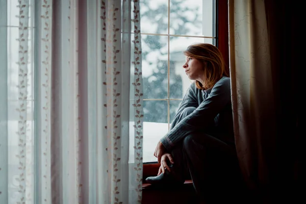 Triste Femme Assise Près Fenêtre Regardant Dehors — Photo