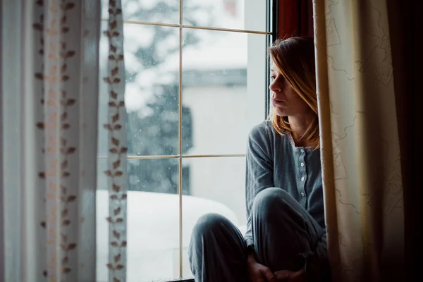 Mujer Triste Sentada Junto Ventana Mirando Hacia Afuera —  Fotos de Stock