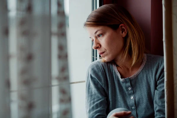 Mujer Triste Sentada Junto Ventana Mirando Hacia Afuera —  Fotos de Stock