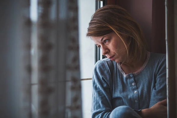 Mujer Triste Sentada Junto Ventana Mirando Hacia Afuera —  Fotos de Stock