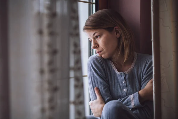 Triste Femme Assise Près Fenêtre Regardant Dehors — Photo