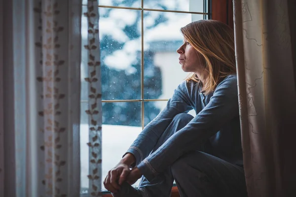 Donna Triste Seduta Vicino Alla Finestra Guardare Fuori — Foto Stock