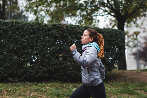 Une Femme Qui Court Jogging Coureuse Entraînement Pour Marathon Fit — Photo