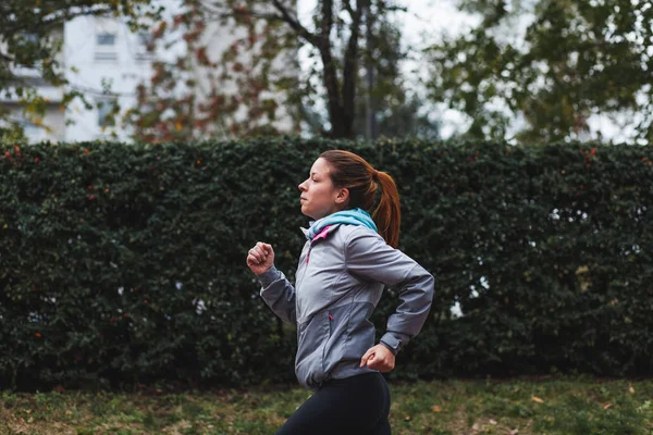 Une Femme Qui Court Jogging Coureuse Entraînement Pour Marathon Fit — Photo