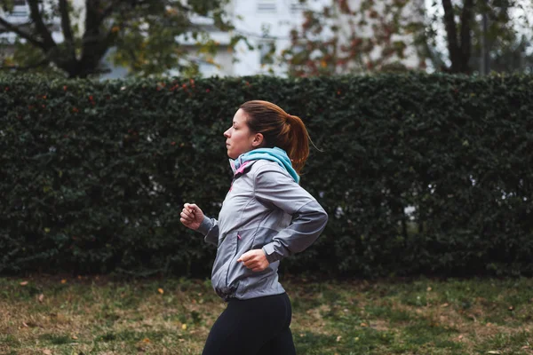 Une Femme Qui Court Jogging Coureuse Entraînement Pour Marathon Fit — Photo