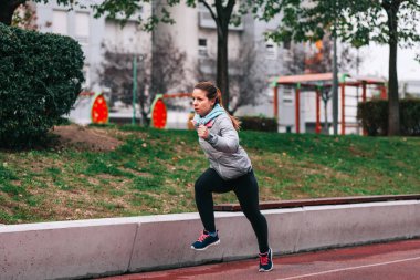 Kadın koşuyor. Kadın koşucu, maratona hazırlanıyor. Formda kız spor mankeni dışarıda egzersiz yapıyor..