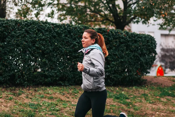 Une Femme Qui Court Jogging Coureuse Entraînement Pour Marathon Fit — Photo