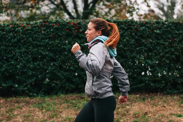 Une Femme Qui Court Jogging Coureuse Entraînement Pour Marathon Fit — Photo