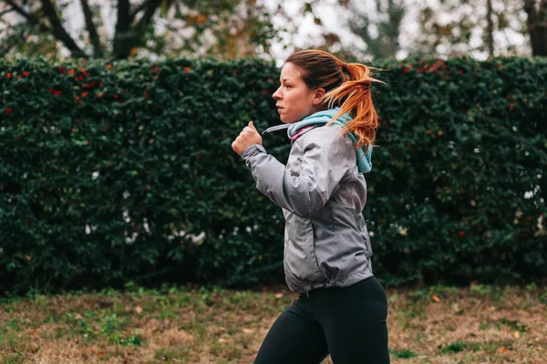 Une Femme Qui Court Jogging Coureuse Entraînement Pour Marathon Fit — Photo