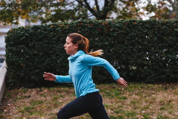 Une Femme Qui Court Jogging Coureuse Entraînement Pour Marathon Fit — Photo