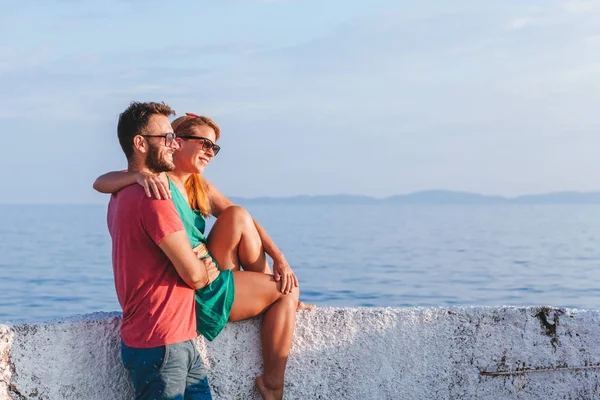 Young Couple Love Enjoying Honeymoon Seaside — Stock Photo, Image