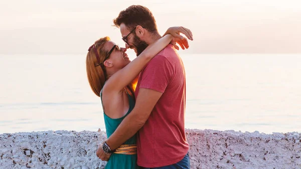 Young Couple Love Enjoying Honeymoon Seaside — Stock Photo, Image