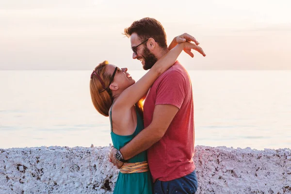 Junges Verliebtes Paar Genießt Seine Flitterwochen Meer — Stockfoto