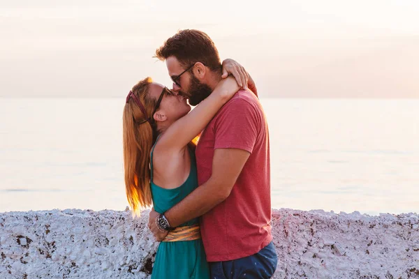 Young Couple Love Enjoying Honeymoon Seaside — Stock Photo, Image