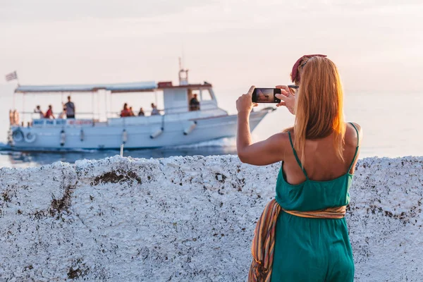 Young Woman Tourist Taking Photo Smartphone Sea — Stock Photo, Image