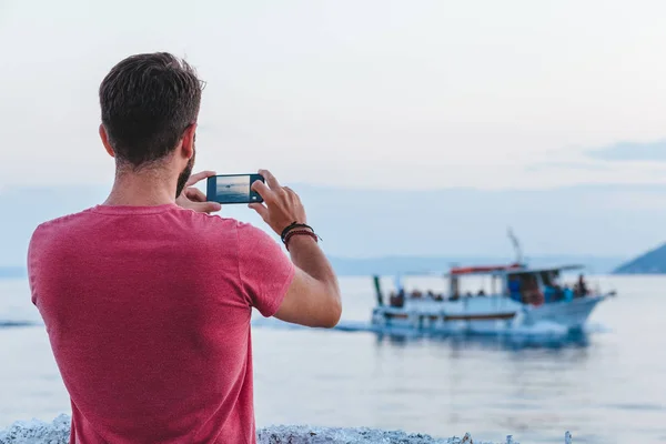 Νεαρός Τουρίστας Λήψη Φωτογραφιών Smartphone Από Θάλασσα — Φωτογραφία Αρχείου