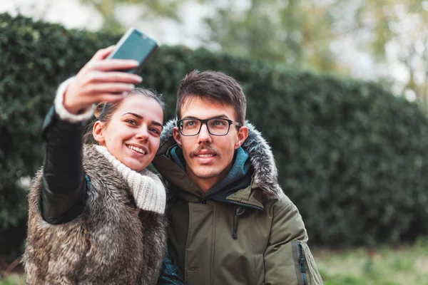 Fiatal Pár Park Vesz Egy Selfie — Stock Fotó