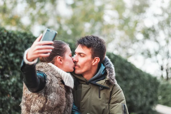 Junges Paar Macht Ein Selfie Park — Stockfoto