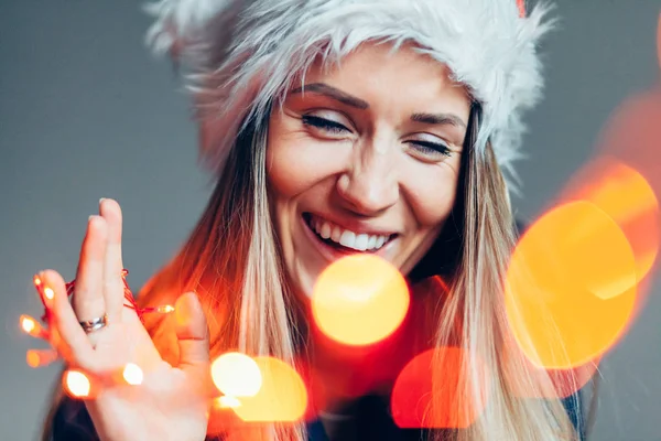 Молодая Женщина Шляпе Санты Рождественские Каникулы — стоковое фото