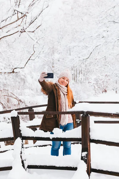 Młoda Kobieta Biorąc Selfie Parku Dzień Mroźną Zimę — Zdjęcie stockowe