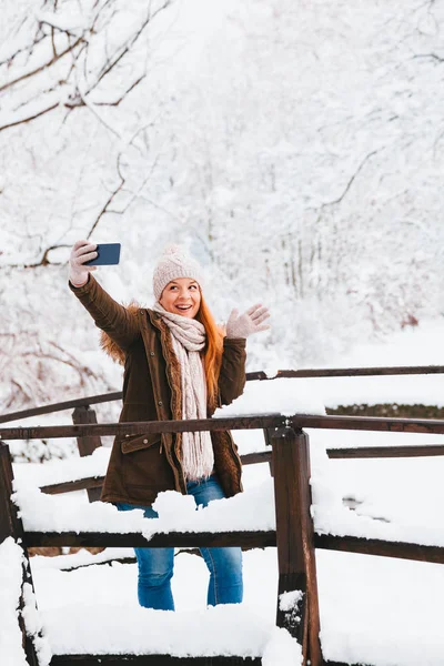 Молодая Женщина Делает Селфи Парке Снежный Зимний День — стоковое фото