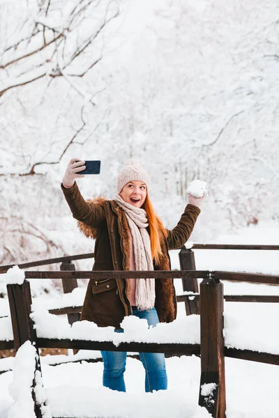 Młoda Kobieta Biorąc Selfie Parku Dzień Mroźną Zimę — Zdjęcie stockowe