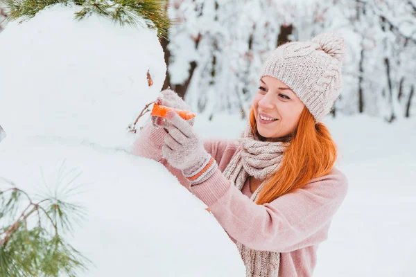 Молодая Женщина Делает Снеговика Парке — стоковое фото