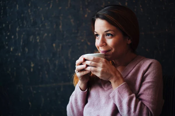 Egy Fiatal Élvezi Kávét Iszik Portréja — Stock Fotó