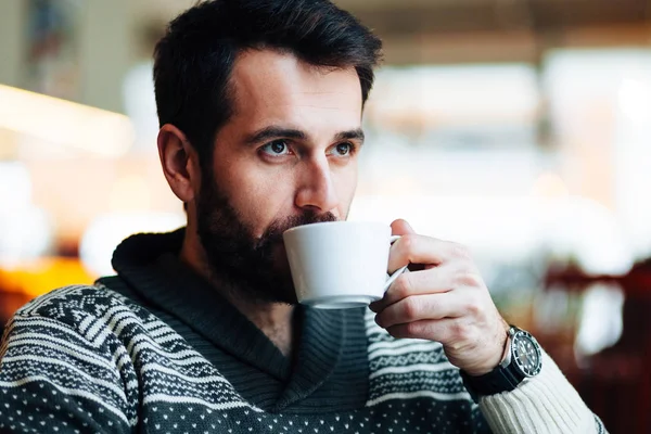 Молодой Человек Пьет Кофе Кафе — стоковое фото