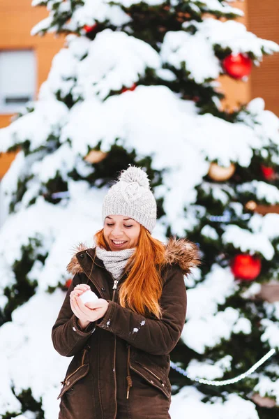 Fiatal Előtt Karácsonyfa Szabadban — Stock Fotó