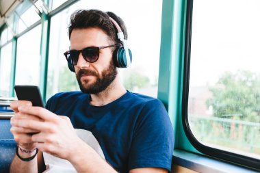 Genç adam havada, toplu taşıma müzik