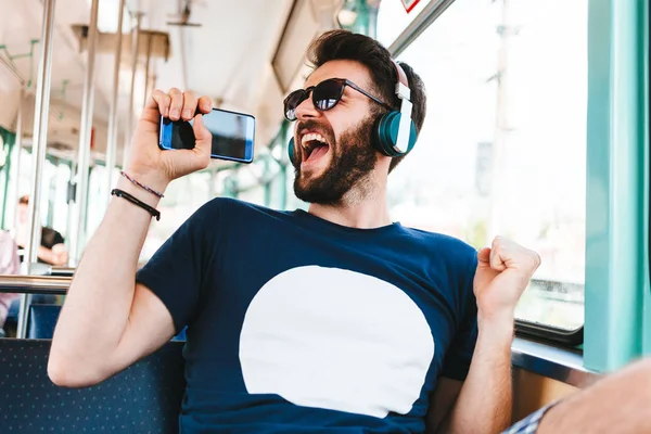 Jovem Montando Transportes Públicos Ouvindo Música — Fotografia de Stock