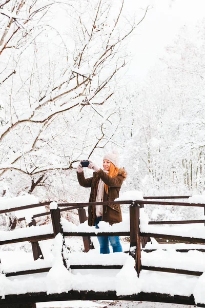 Fiatal Vesz Egy Selfie Egy Parkban Egy Havas Téli Napon — Stock Fotó