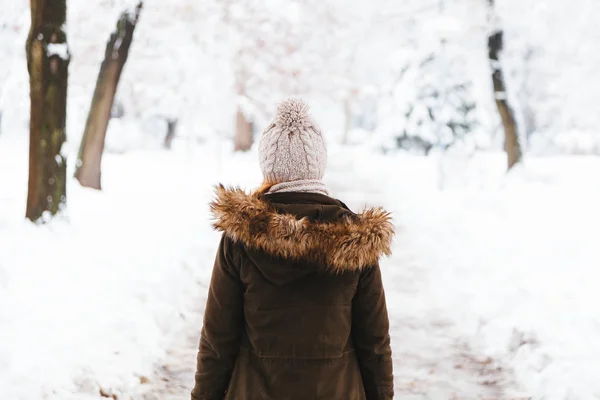Young Woman Walking Park Snowy Day — Stock Photo, Image