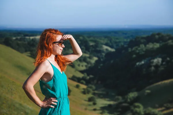 Ung Kvinna Njuter Utsikt Över Kullen Naturen — Stockfoto