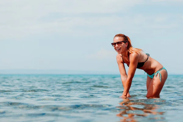 海の水と遊ぶ若い女性 — ストック写真