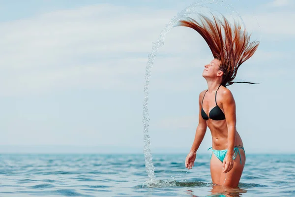 Jeune Femme Jouant Avec Eau Dans Mer — Photo