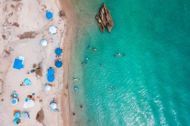 Tropikal plaj tatil sezonu havadan görünümü