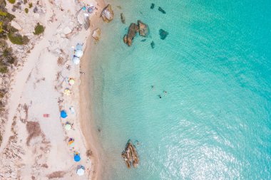 Tropikal plaj tatil sezonu havadan görünümü