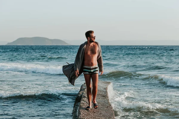 Молодой Человек Халате Пляже Закате — стоковое фото