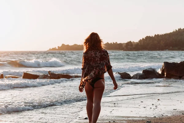 海で幸せ歩いて若い女性 — ストック写真