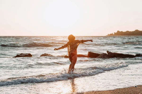 海で幸せ歩いて若い女性 — ストック写真