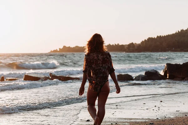 在海边快乐行走的年轻女子 — 图库照片
