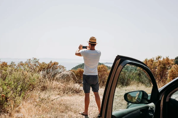 Joven Sacando Una Foto Playa Coche — Foto de Stock