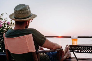 Bira ve sunset beach barda zevk genç adam