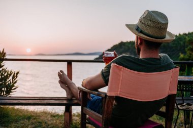 Bira ve sunset beach barda zevk genç adam