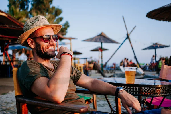 Νεαρός Απολαμβάνει Μπύρα Και Ηλιοβασίλεμα Ένα Μπαρ Στην Παραλία — Φωτογραφία Αρχείου